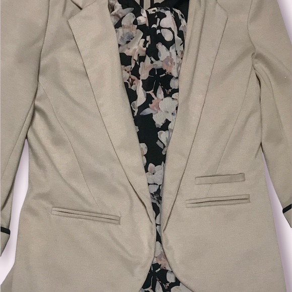 🌟SALE 2/$10.00‼️ SUZY SHIER Women’s 3/4 sleeve Blazer / Beige and Black size M - Picture 7 of 7
